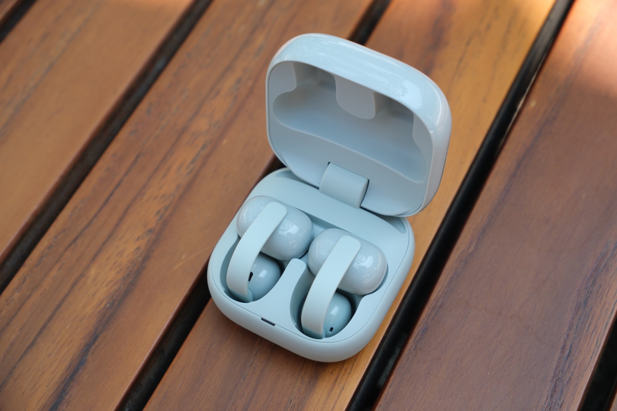 Sony Clip WF-LC900: Khi tai nghe không còn để “cách ly”, mà để kết nối với thế giới - Ảnh 1. Sony Clip WF-LC900: Khi tai nghe không còn để “cách ly”, mà để kết nối với thế giới - Ảnh 1.