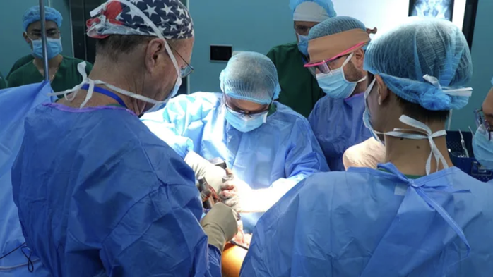 Dùng corticoid điều trị viêm da, người phụ nữ bị hoại tử khớp háng phải ngồi xe lăn - Ảnh 5.