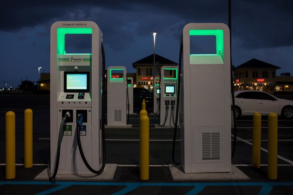 Walmart tăng cường hạ tầng xe điện với 200 trạm sạc , cạnh tranh Tesla năm 2026 - Ảnh 2. Walmart tăng cường hạ tầng xe điện với 200 trạm sạc , cạnh tranh Tesla năm 2026 - Ảnh 2.