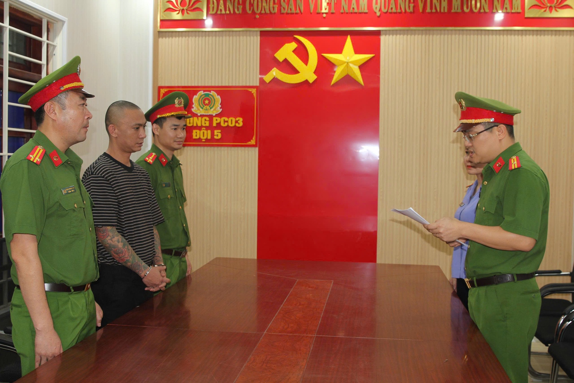 Bắt tạm giam và khám xét nơi ở, nơi làm việc của Nguyễn Duy Sơn SN 1987 - Ảnh 1.