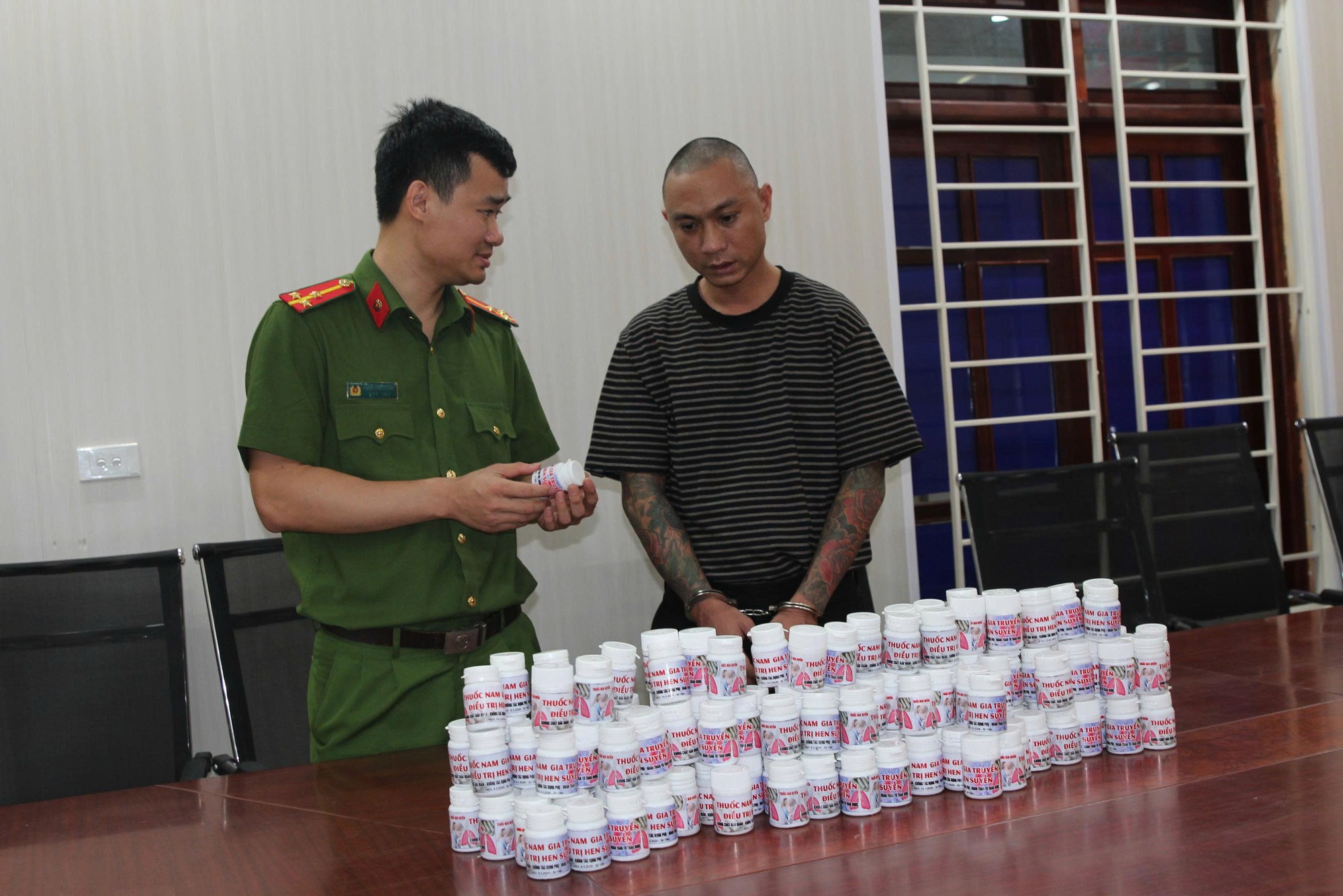 Bắt tạm giam và khám xét nơi ở, nơi làm việc của Nguyễn Duy Sơn SN 1987 - Ảnh 2.