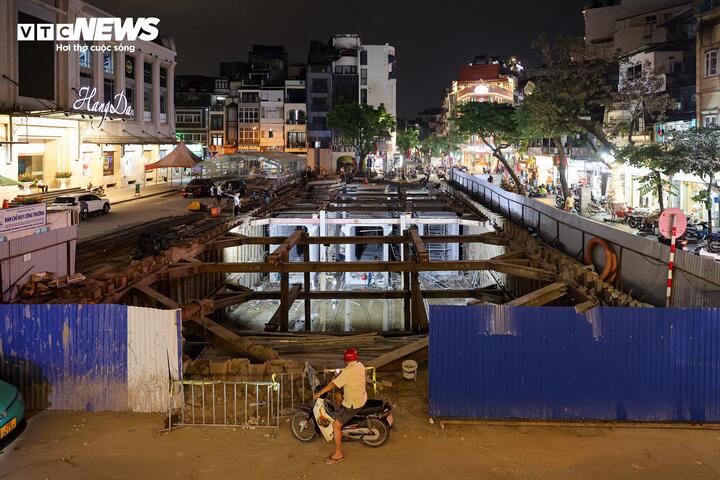 Công trình chống ngập Hà Nội khẩn trương thi công xuyên đêm trước mùa mưa 2026 - Ảnh 1. Công trình chống ngập Hà Nội khẩn trương thi công xuyên đêm trước mùa mưa 2026 - Ảnh 1.