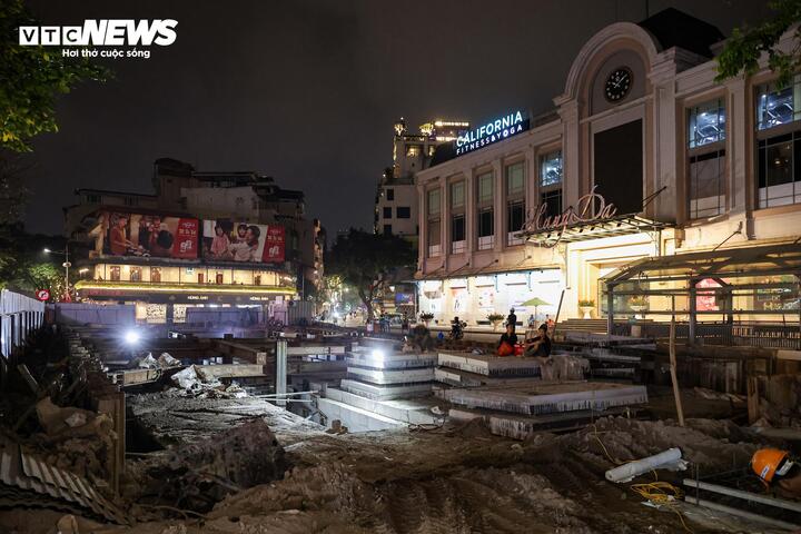 Công trình chống ngập Hà Nội khẩn trương thi công xuyên đêm trước mùa mưa 2026 - Ảnh 2. Công trình chống ngập Hà Nội khẩn trương thi công xuyên đêm trước mùa mưa 2026 - Ảnh 2.