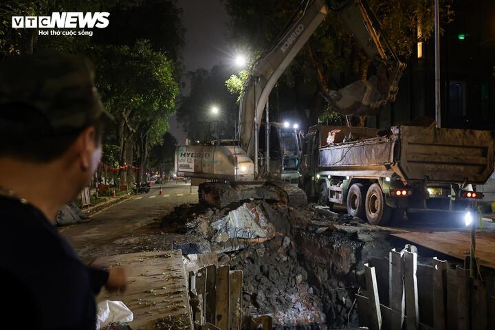 Công trình chống ngập Hà Nội khẩn trương thi công xuyên đêm trước mùa mưa 2026 - Ảnh 20. Công trình chống ngập Hà Nội khẩn trương thi công xuyên đêm trước mùa mưa 2026 - Ảnh 20.