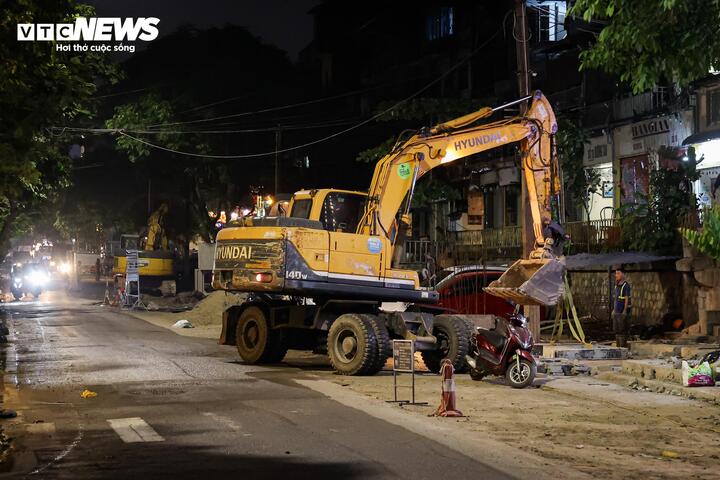 Công trình chống ngập Hà Nội khẩn trương thi công xuyên đêm trước mùa mưa 2026 - Ảnh 6. Công trình chống ngập Hà Nội khẩn trương thi công xuyên đêm trước mùa mưa 2026 - Ảnh 6.