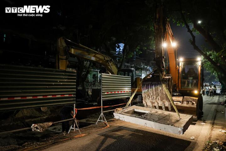 Công trình chống ngập Hà Nội khẩn trương thi công xuyên đêm trước mùa mưa 2026 - Ảnh 8. Công trình chống ngập Hà Nội khẩn trương thi công xuyên đêm trước mùa mưa 2026 - Ảnh 8.