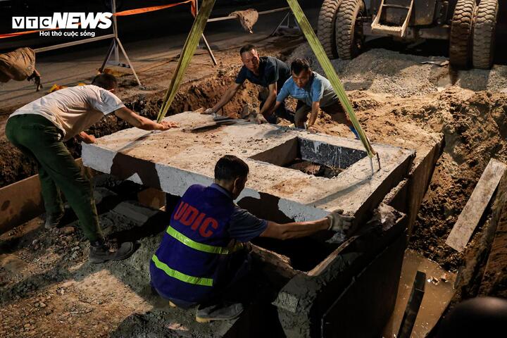 Công trình chống ngập Hà Nội khẩn trương thi công xuyên đêm trước mùa mưa 2026 - Ảnh 9. Công trình chống ngập Hà Nội khẩn trương thi công xuyên đêm trước mùa mưa 2026 - Ảnh 9.