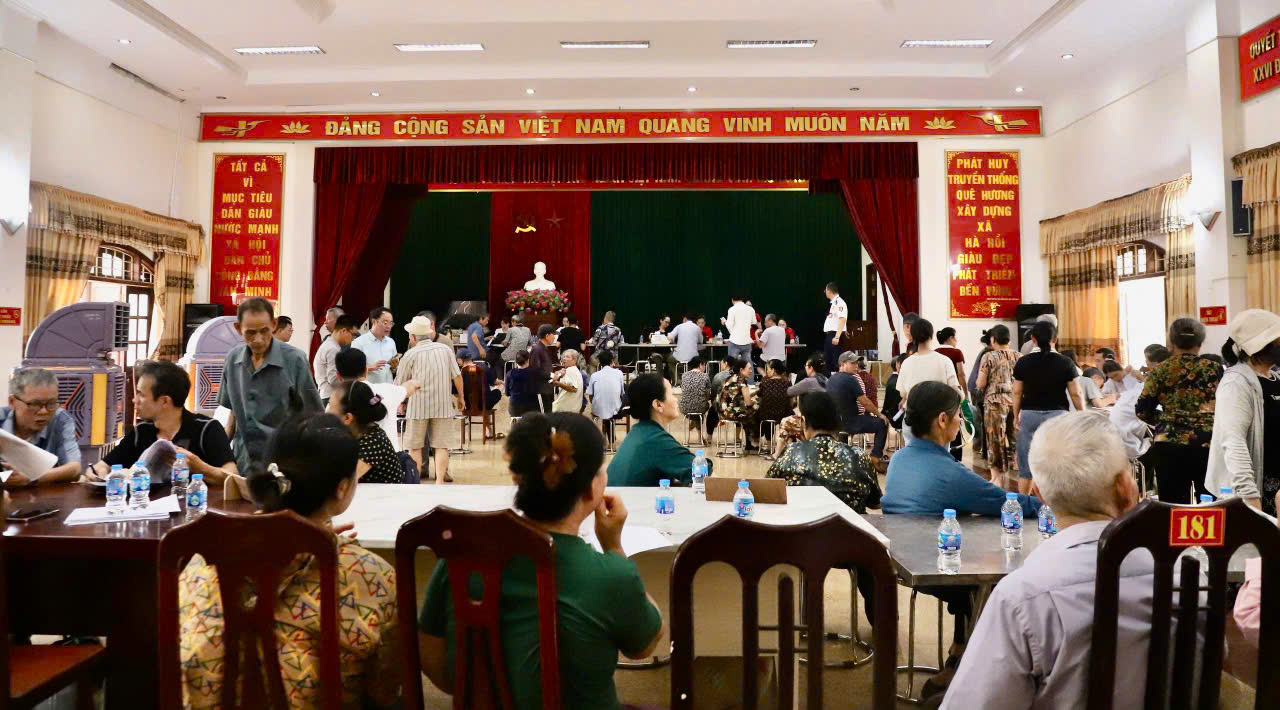 Hàng trăm người dân đồng loạt nhận tiền đền bù đất tại siêu dự án hơn 34 tỷ USD quy mô lớn nhất lịch sử Vingroup - Ảnh 1.