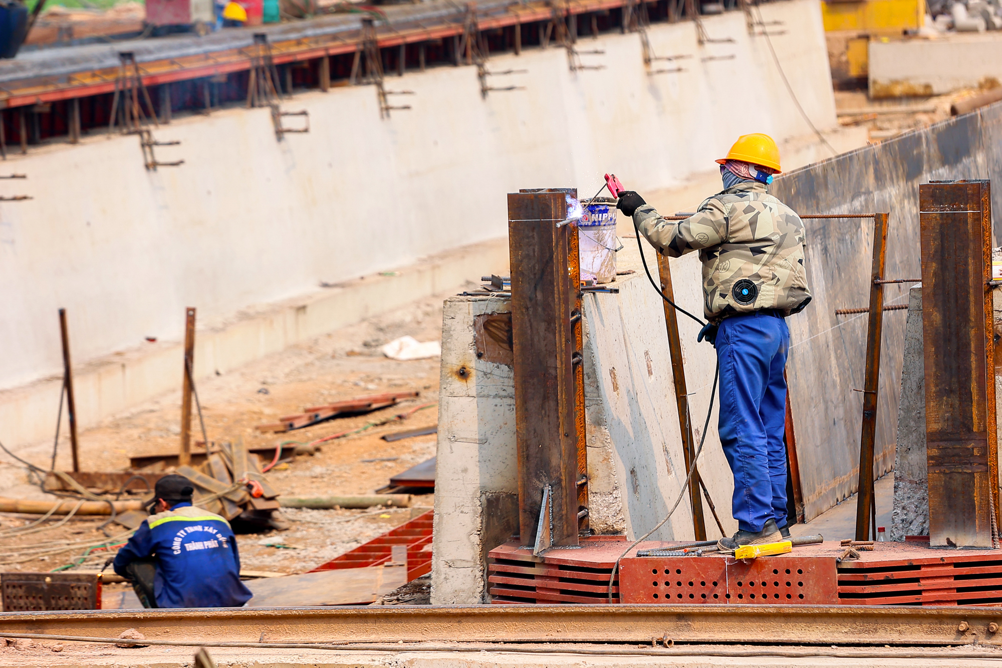 Cận cảnh 2 cây cầu trị giá 16.000 tỷ đồng, kết nối các khu đô thị hàng chục tỷ USD, chiếm 50% nguồn cung căn hộ Hà Nội - Ảnh 10.