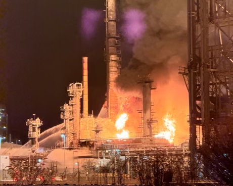 Nửa đêm nổ lớn tại nhà máy lọc dầu Úc, cứu hỏa bất lực - Ảnh 2. Nửa đêm nổ lớn tại nhà máy lọc dầu Úc, cứu hỏa bất lực - Ảnh 2.