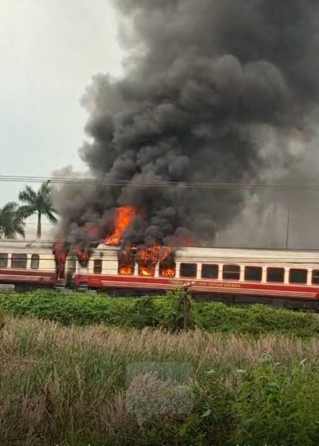 Hiện trường vụ tàu khách Hà Nội - Hải Phòng cháy 2 toa khi đang chạy, cột khói đen bốc cao ngùn ngụt - Ảnh 6.