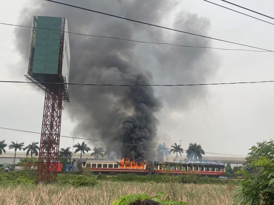 Hiện trường vụ tàu khách Hà Nội - Hải Phòng cháy 2 toa khi đang chạy, cột khói đen bốc cao ngùn ngụt - Ảnh 1.