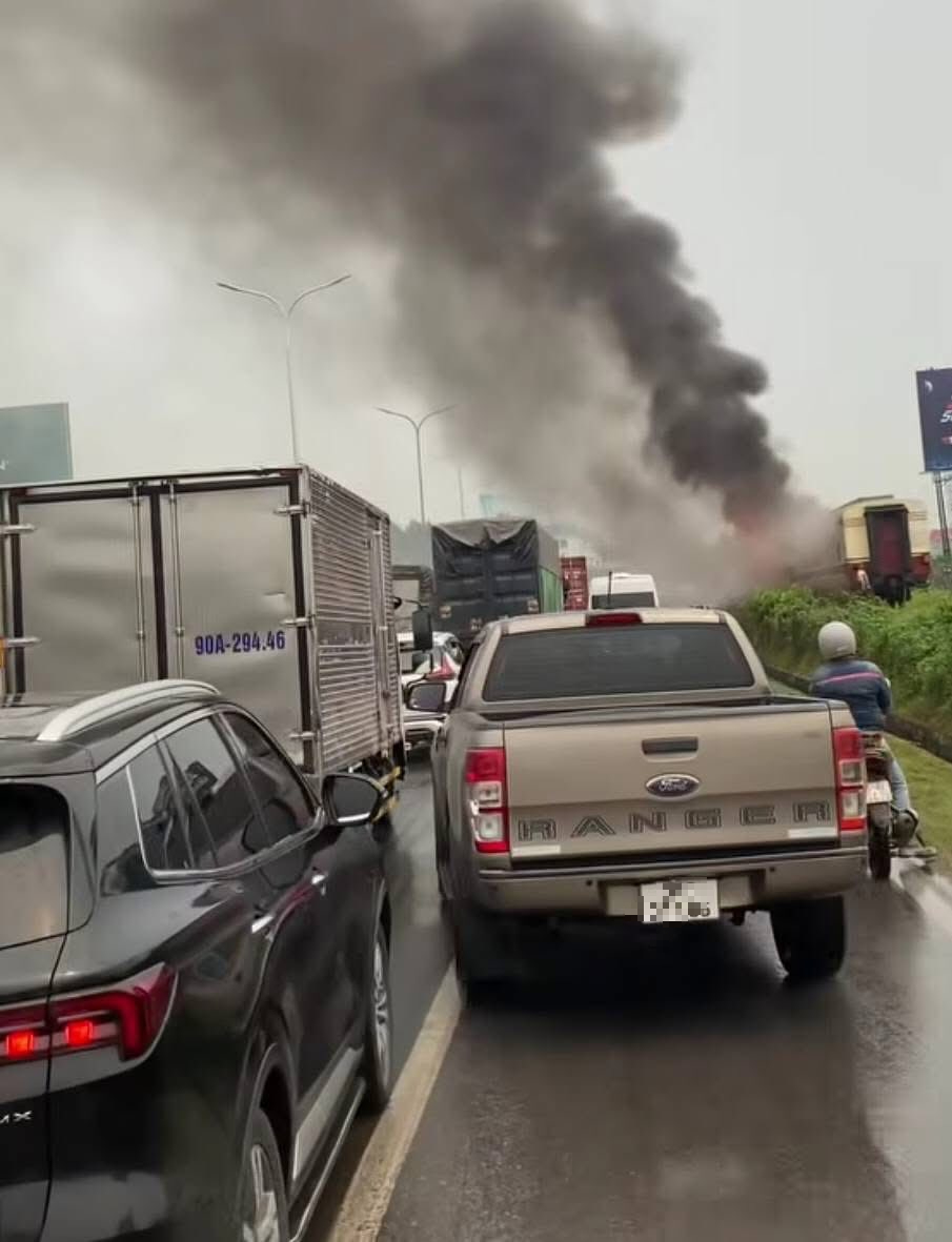 Hiện trường vụ tàu khách Hà Nội - Hải Phòng cháy 2 toa khi đang chạy, cột khói đen bốc cao ngùn ngụt - Ảnh 2.