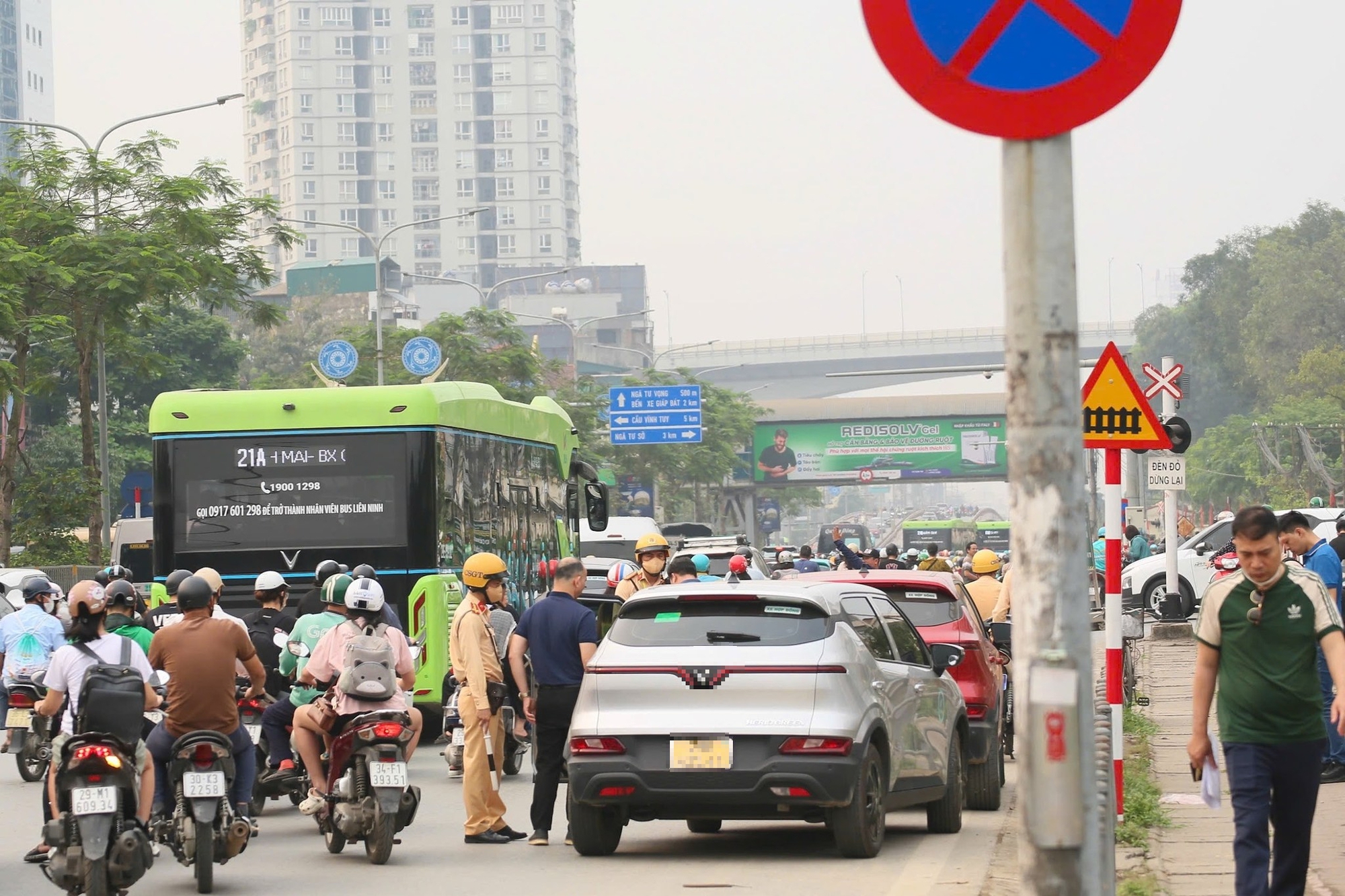 CSGT Hà Nội đồng loạt ra quân xử lý 1 lỗi vi phạm phổ biến, tất cả các tài xế chú ý - Ảnh 1.