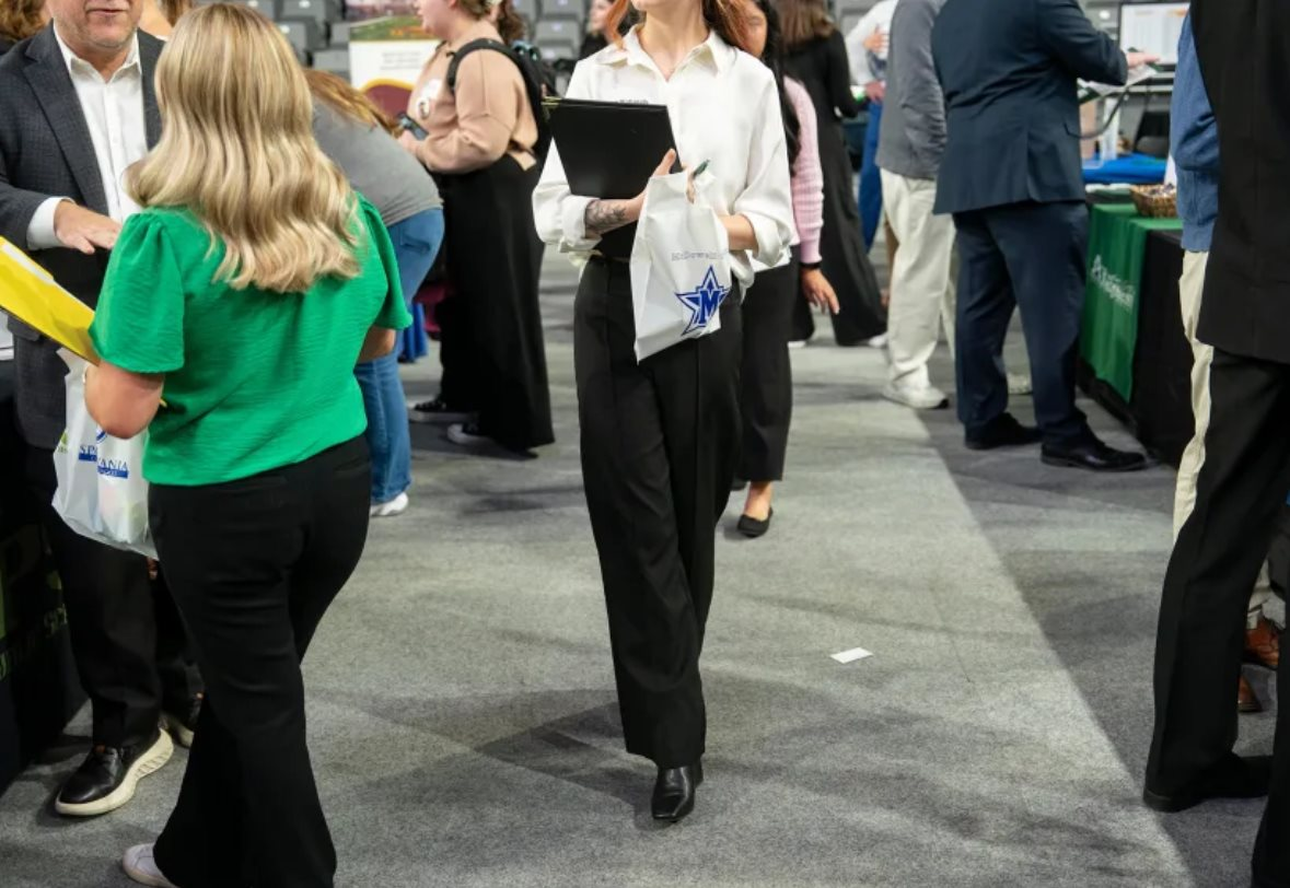 Cầm bằng đại học 4 năm, nợ 1 tỷ đồng rồi thất nghiệp vì AI: Thế hệ Gen Z và cuộc chiến giành giật việc làm từ tay Robot - Ảnh 2.