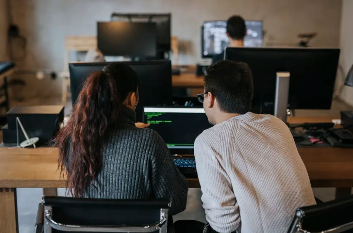 Cầm bằng đại học 4 năm, nợ 1 tỷ đồng rồi thất nghiệp vì AI: Thế hệ Gen Z và cuộc chiến giành giật việc làm từ tay Robot - Ảnh 3.