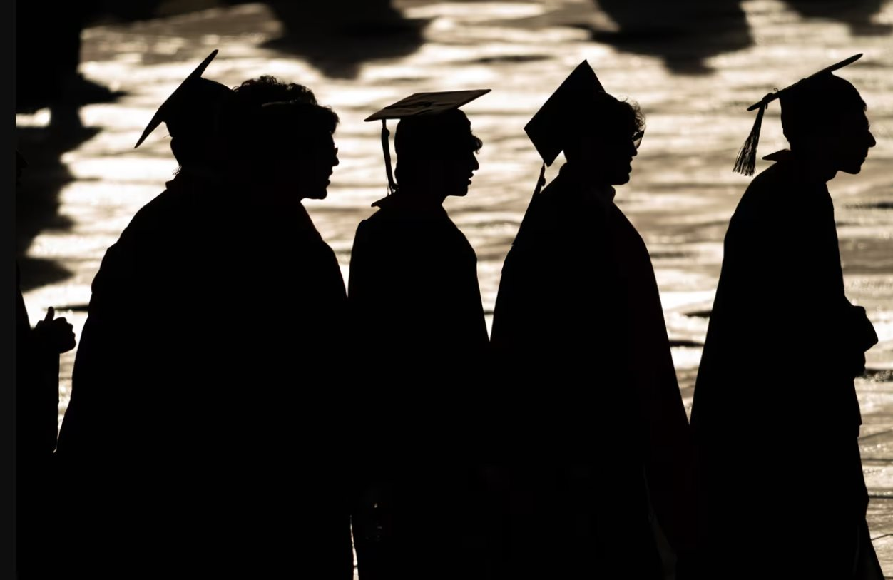 Cầm bằng đại học 4 năm, nợ 1 tỷ đồng rồi thất nghiệp vì AI: Thế hệ Gen Z và cuộc chiến giành giật việc làm từ tay Robot - Ảnh 1.