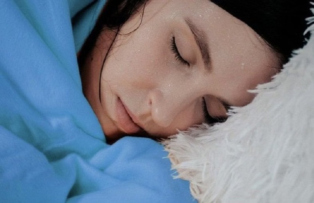 4 triệu chứng phổ biến cảnh báo ĐỘT QUỴ KHI NGỦ đang ập tới  - Ảnh 2.