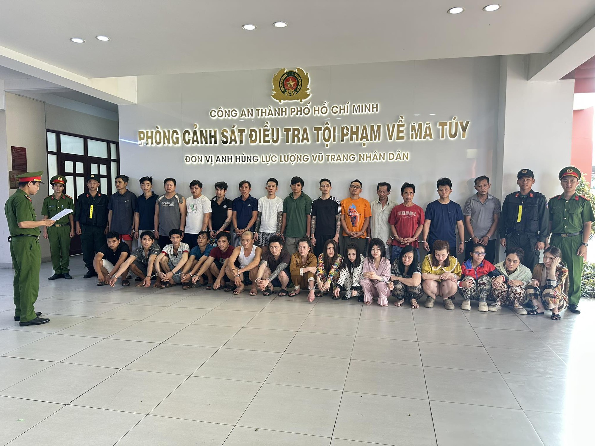 Công an TPHCM triệt phá chuyên án bí số  VA726D, bắt 26 người - Ảnh 2.