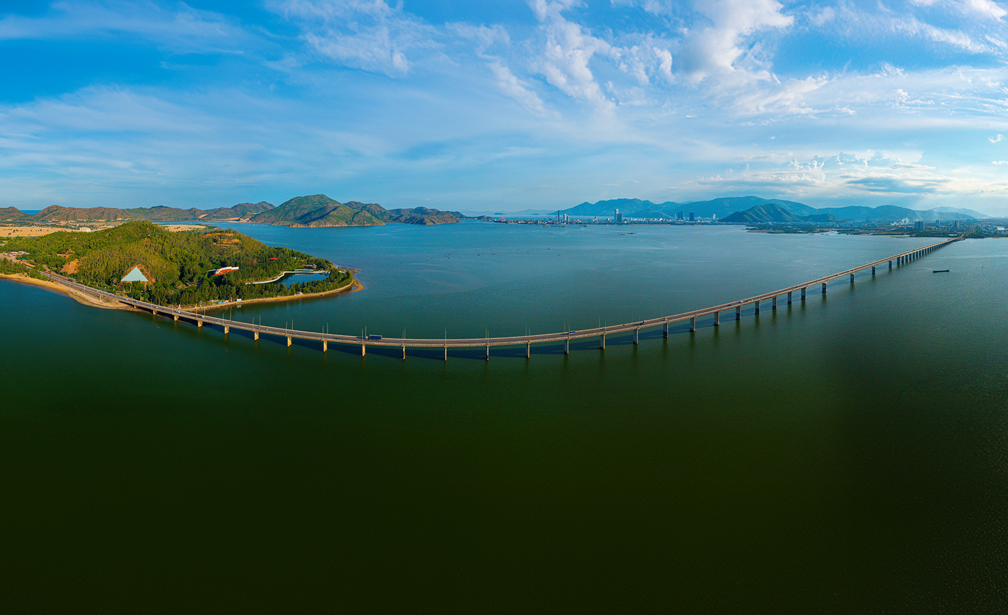 3 cây cầu vượt biển dài nhất Việt Nam: Nơi mở cửa cho nhà máy Vinfast, nơi “đánh thức” thị trường địa ốc, nơi sẽ đạt top 3 Đông Nam Á - Ảnh 1.