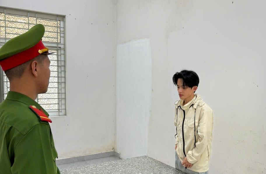 Thi hành lệnh bắt tạm giam 'cô đồng' Nguyễn Đức Quyền SN 2001 - Ảnh 1.