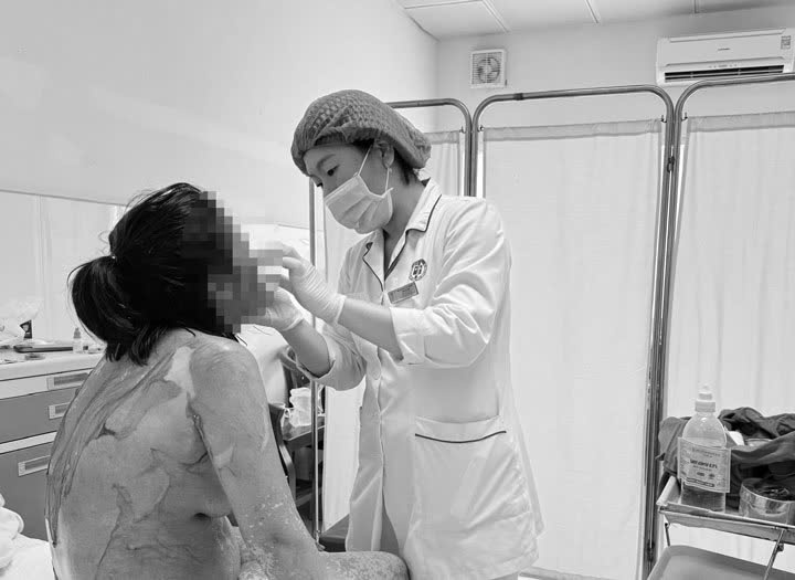 Hải Phòng: 1 phụ nữ 35 tuổi bị tróc da như "cua lột" vì thói quen dùng thuốc cực kỳ phổ biến - Ảnh 2.