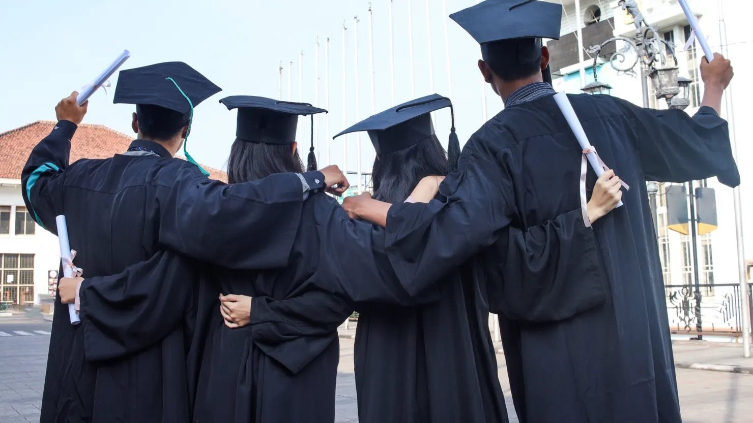 Cầm bằng cử nhân đi bán đồ điện: Cơn ác mộng thất nghiệp thời AI - Ảnh 1.