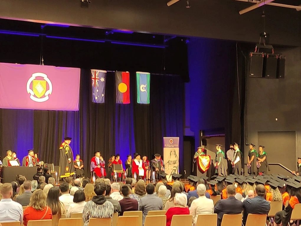 Cầm bằng cử nhân đi bán đồ điện: Cơn ác mộng thất nghiệp thời AI - Ảnh 3.