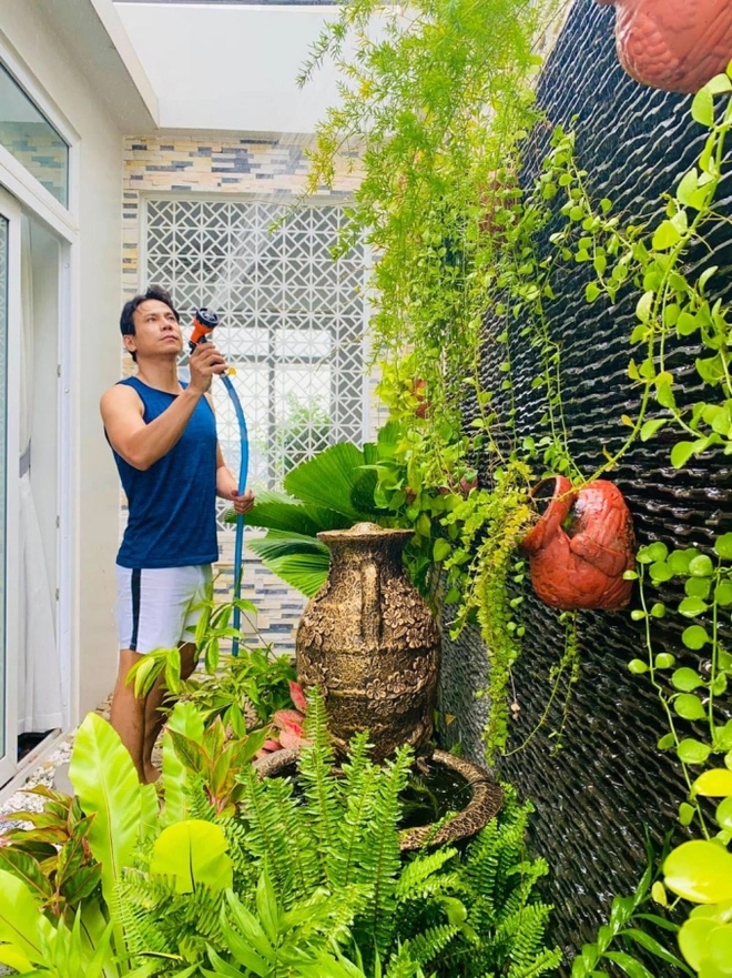 Cuộc sống giản dị, kín tiếng trong nhà vườn 800m2 của "nam thần màn ảnh" hậu đổ vỡ - Ảnh 4.