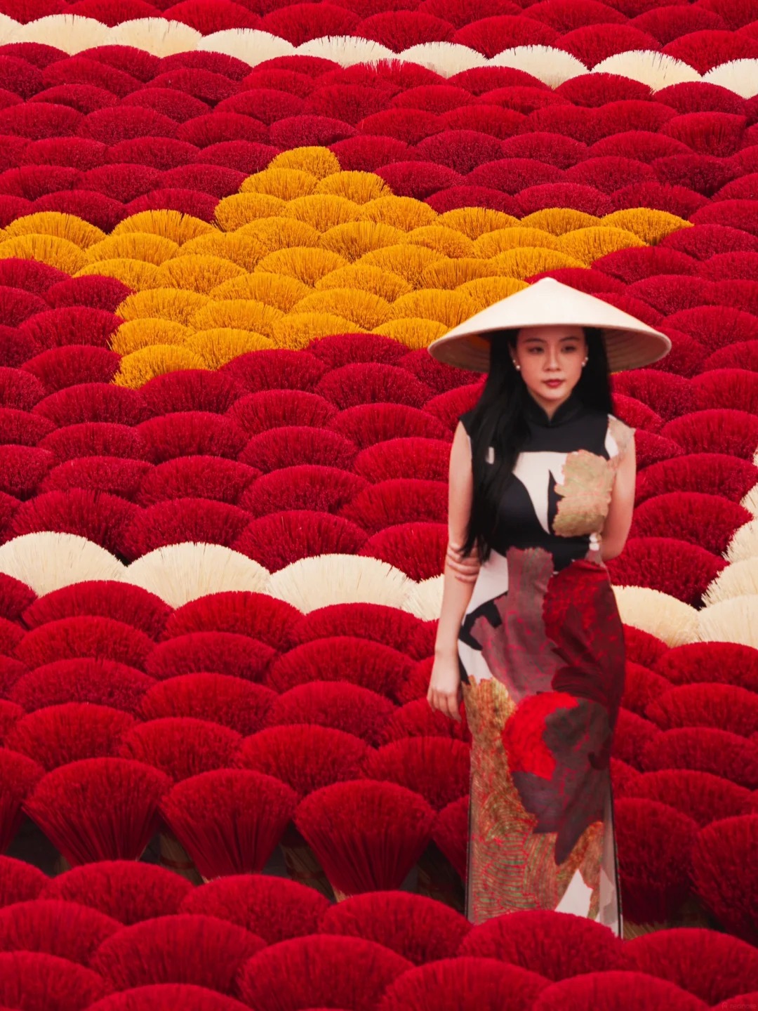 Cách Hà Nội chỉ 1 giờ chạy xe có một ngôi làng "đẹp như tranh vẽ" lên báo Tây liên tục: Mỗi tháng làm 50 tấn hương, xuất khẩu đi cả Ấn Độ - Trung Quốc - Ảnh 4.