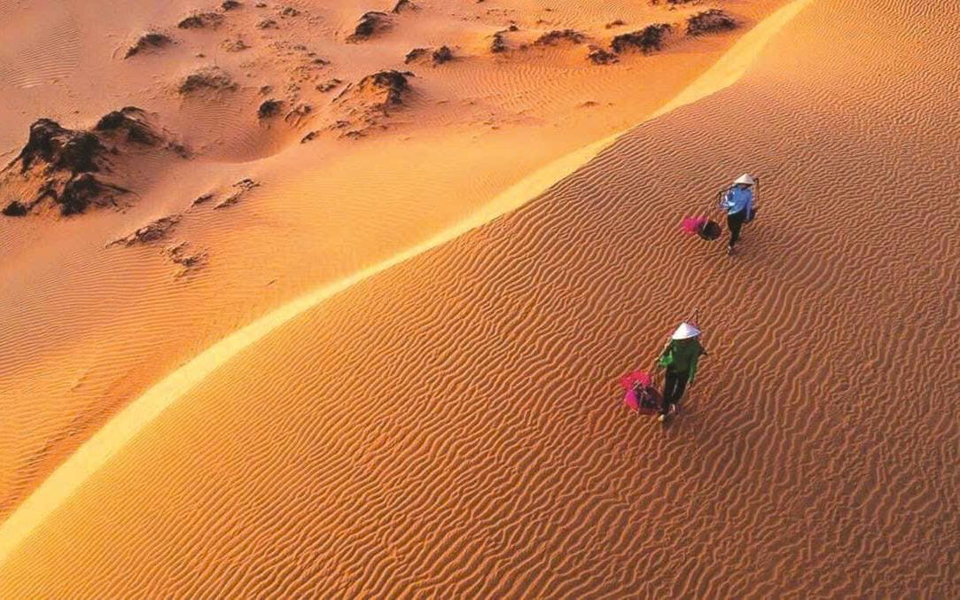 Đồi cát Mũi Né lọt top 9 kỳ quan thiên nhiên đẹp nhất Việt Nam - Ảnh 1.