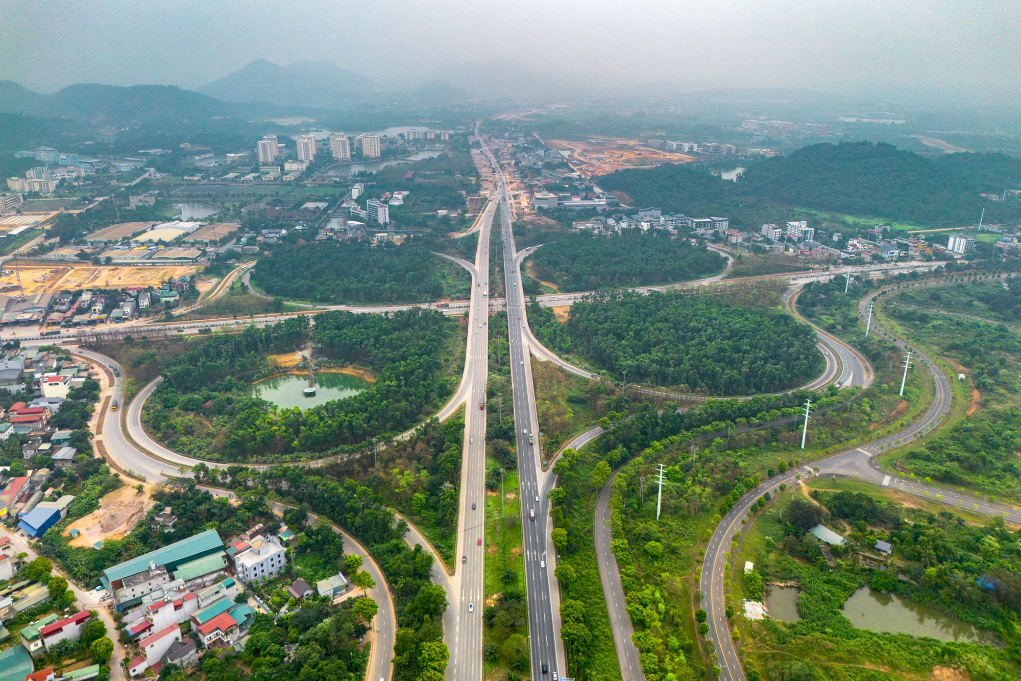 Toàn cảnh con đường rộng nhất Việt Nam, kết nối đại lộ dài nhất với đại học lớn nhất cả nước- Ảnh 2.
