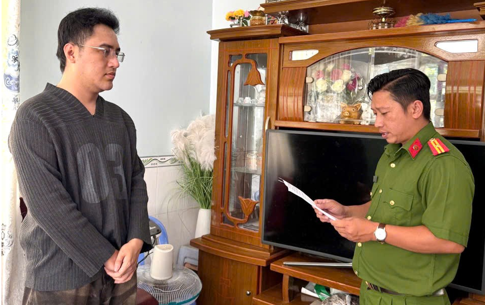 Diệp Văn Vĩnh bị bắt vì lừa đảo ngân hàng chiếm đoạt 20 , 4 tỷ đồng - Ảnh 1.