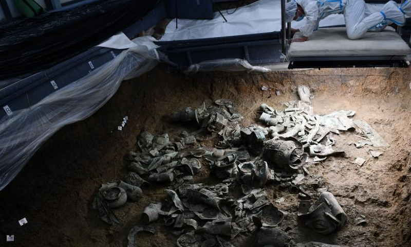 Đào hố tế lễ Tam Tinh Đôi, chuyên gia tìm thấy vũ khí 3.000 tuổi nằm thẳng đứng: Dấu vết ngoài hành tinh? - Ảnh 1.