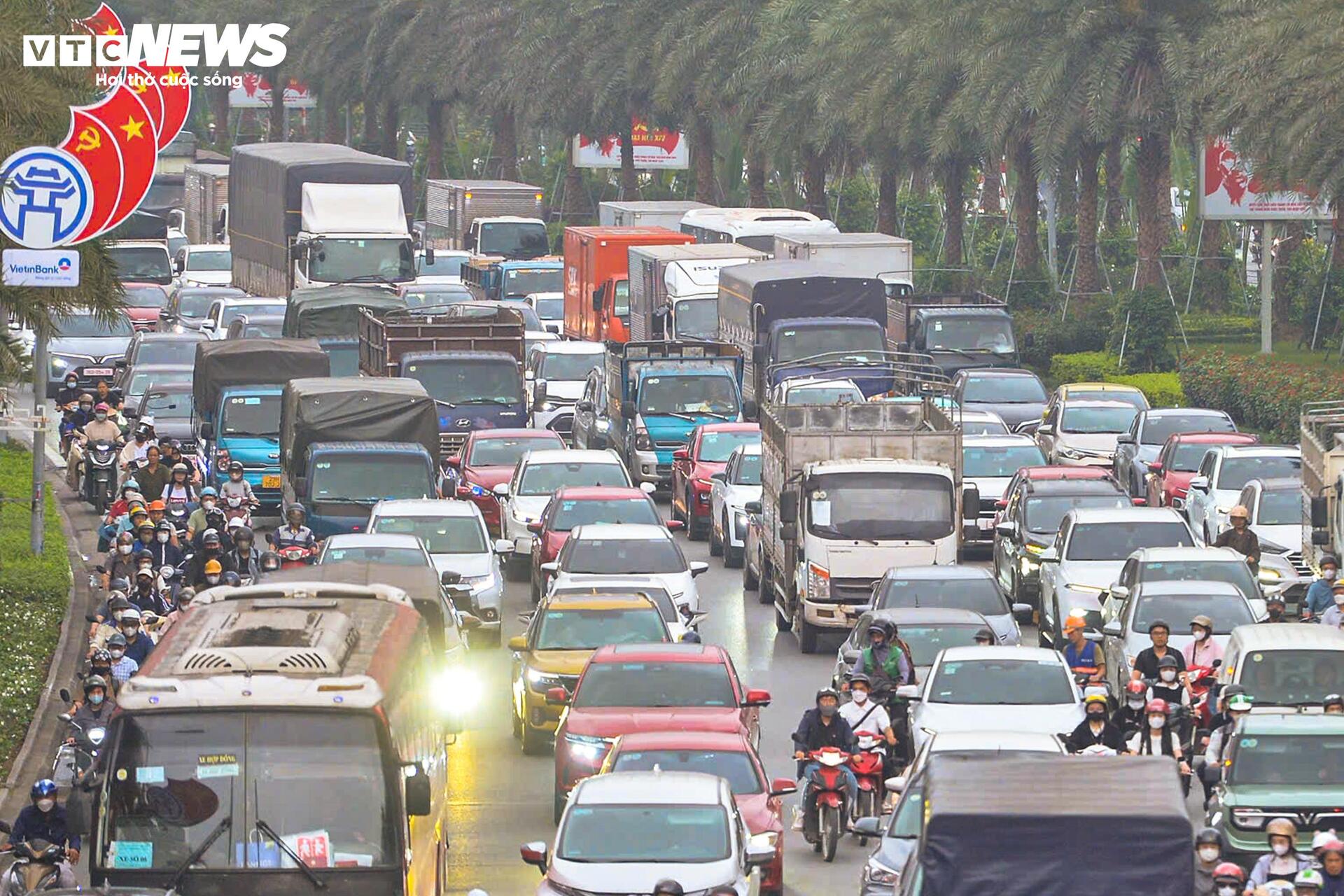 Ùn tắc Đại lộ Thăng Long kéo dài Do thi công metro số 5 từ 2026 đến 2027 - Ảnh 4. Ùn tắc Đại lộ Thăng Long kéo dài Do thi công metro số 5 từ 2026 đến 2027 - Ảnh 4.