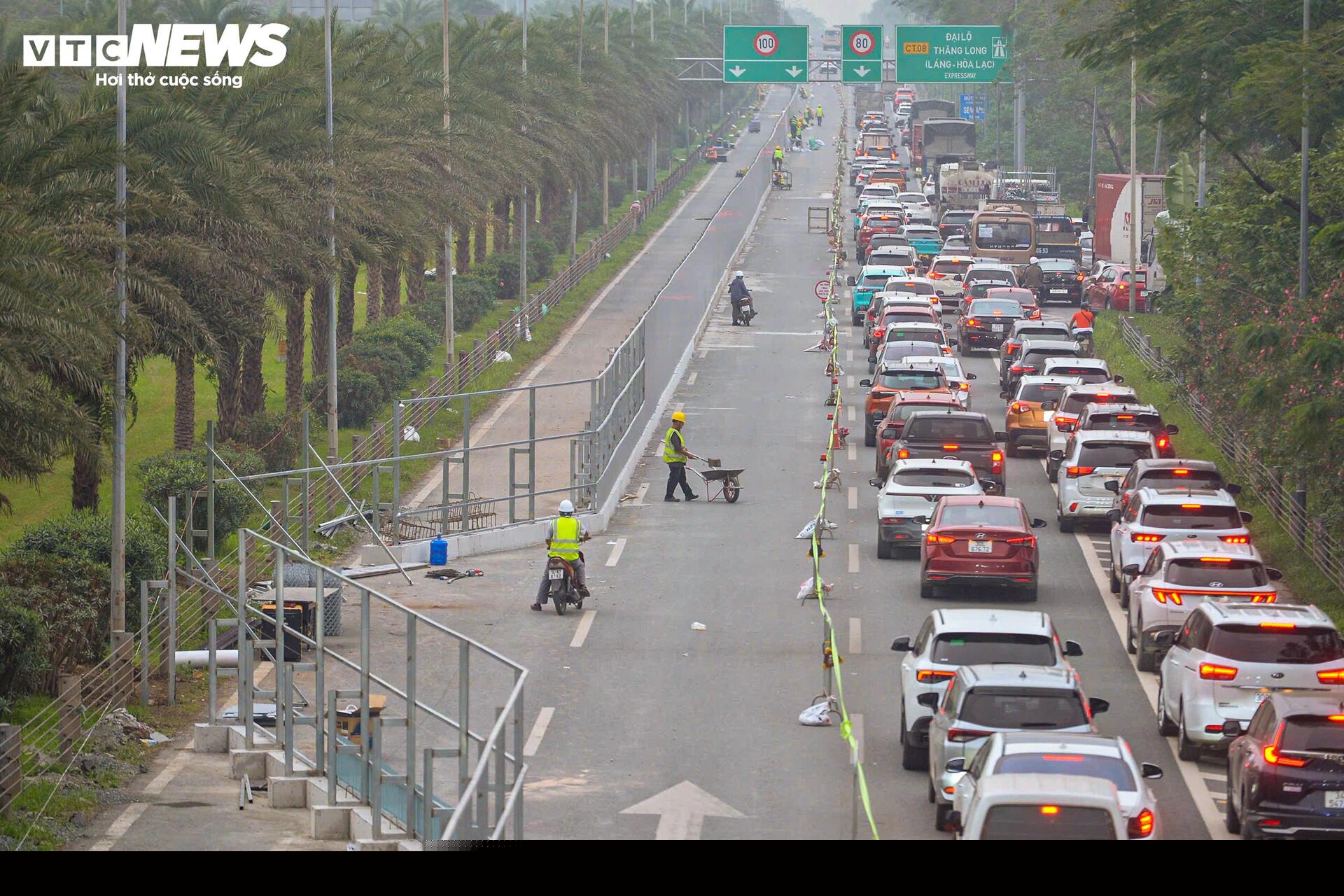 Ùn tắc Đại lộ Thăng Long kéo dài Do thi công metro số 5 từ 2026 đến 2027 - Ảnh 3. Ùn tắc Đại lộ Thăng Long kéo dài Do thi công metro số 5 từ 2026 đến 2027 - Ảnh 3.