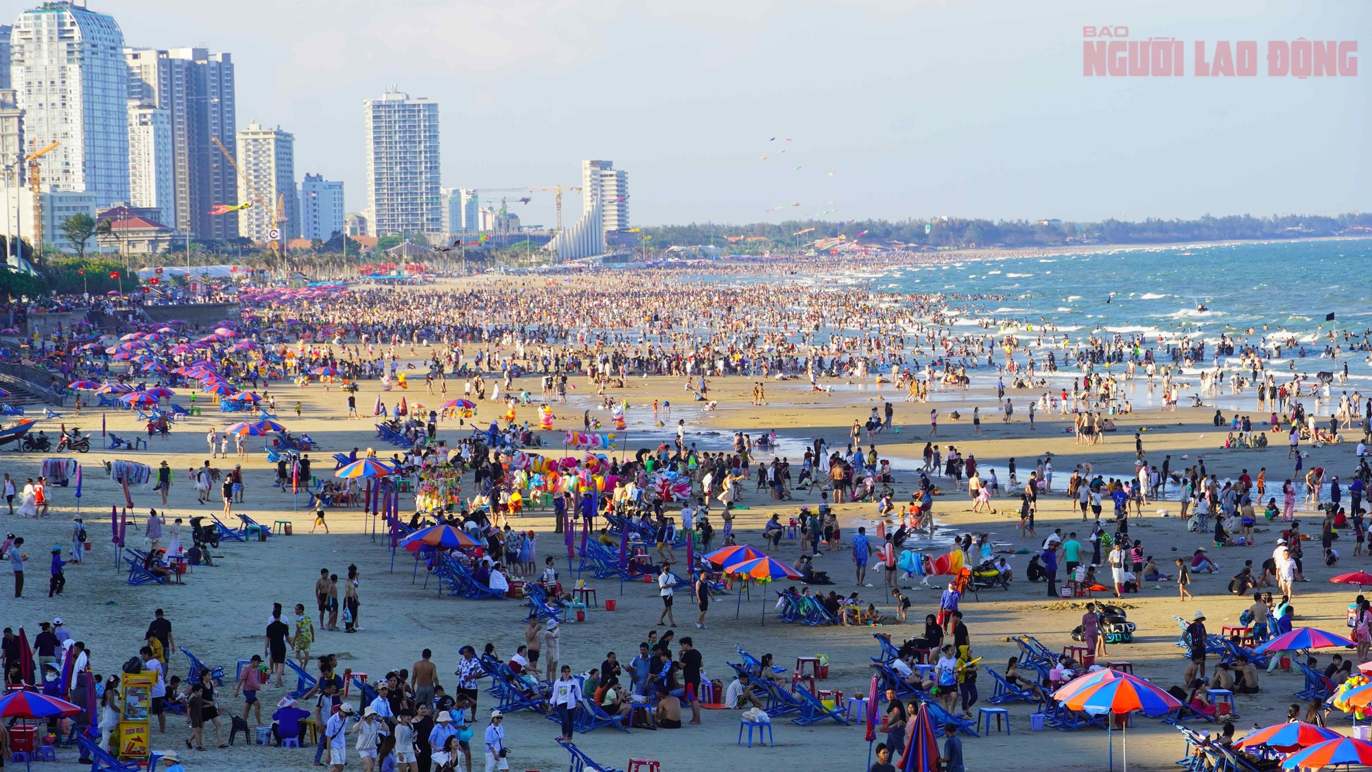 Hơn 70.000 người "phủ kín" bãi biển Vũng Tàu trong ngày 30-4 - Ảnh 1.