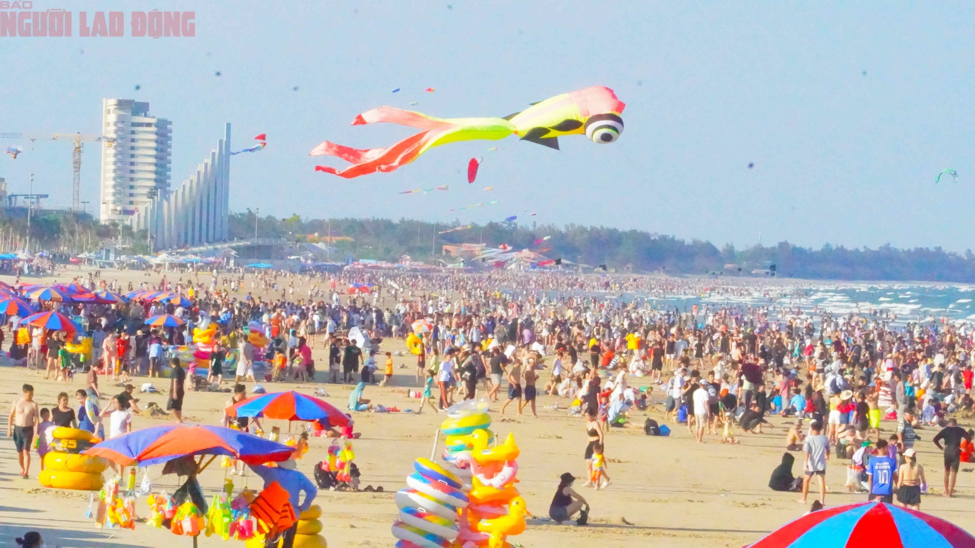 Hơn 70.000 người "phủ kín" bãi biển Vũng Tàu trong ngày 30-4 - Ảnh 2.