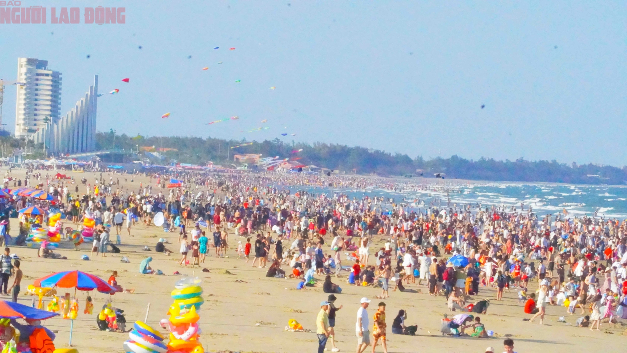 Hơn 70.000 người "phủ kín" bãi biển Vũng Tàu trong ngày 30-4 - Ảnh 6.