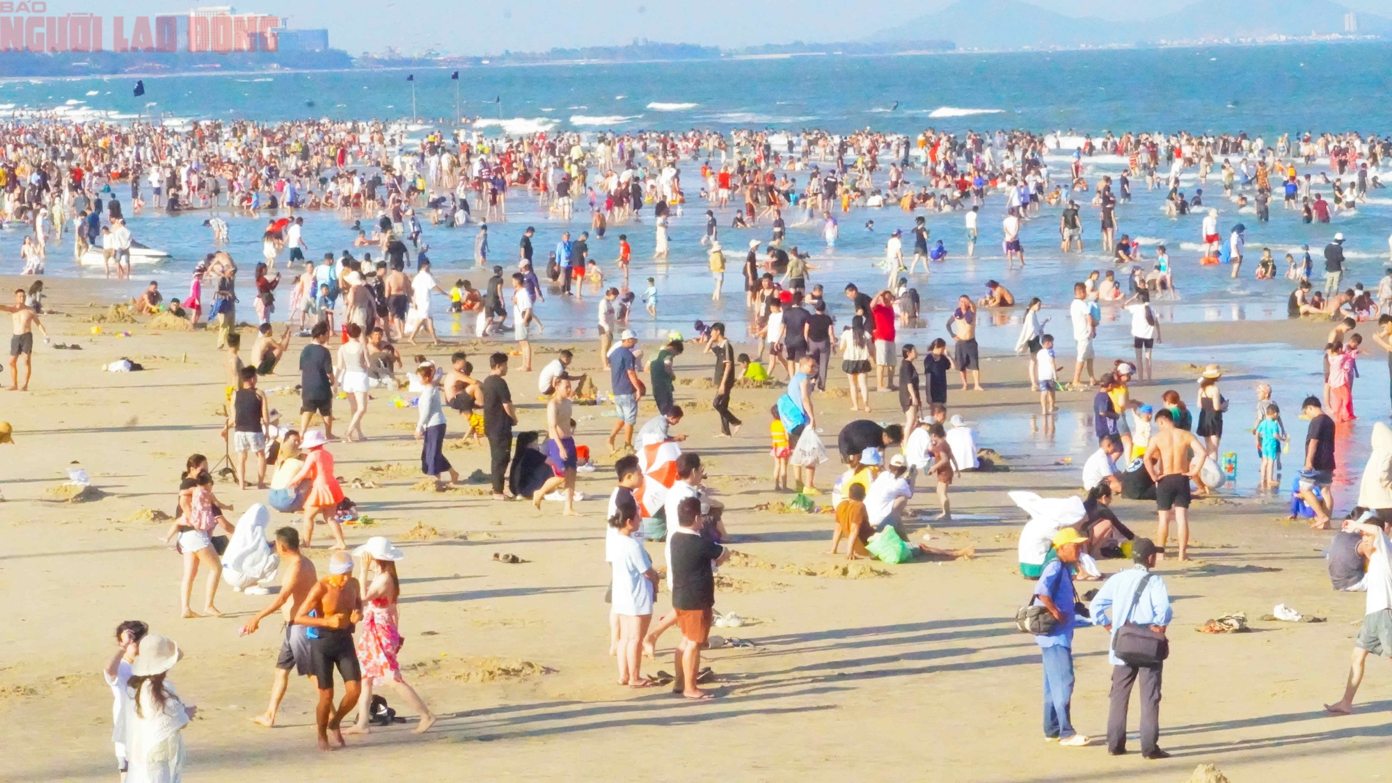 Hơn 70.000 người "phủ kín" bãi biển Vũng Tàu trong ngày 30-4 - Ảnh 7.