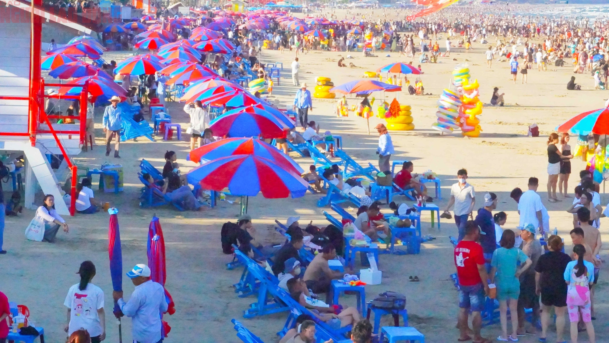 Hơn 70.000 người "phủ kín" bãi biển Vũng Tàu trong ngày 30-4 - Ảnh 8.