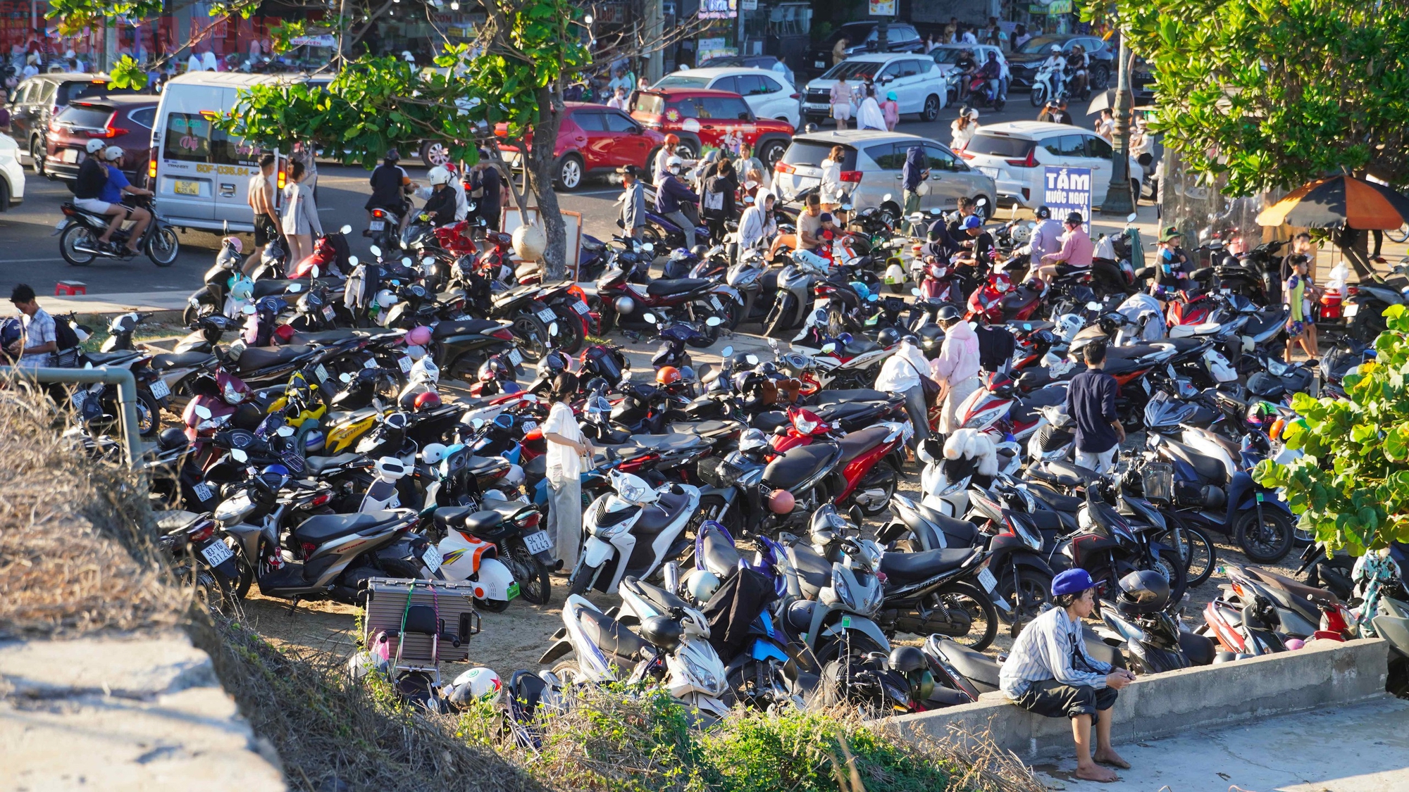 Hơn 70.000 người "phủ kín" bãi biển Vũng Tàu trong ngày 30-4 - Ảnh 9.