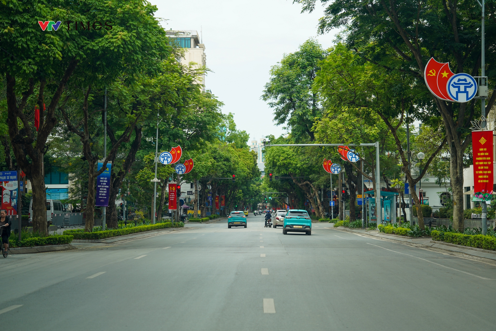 Đường phố Hà Nội thông thoáng trong ngày đầu nghỉ lễ 30/4 – 1/5 - Ảnh 2.