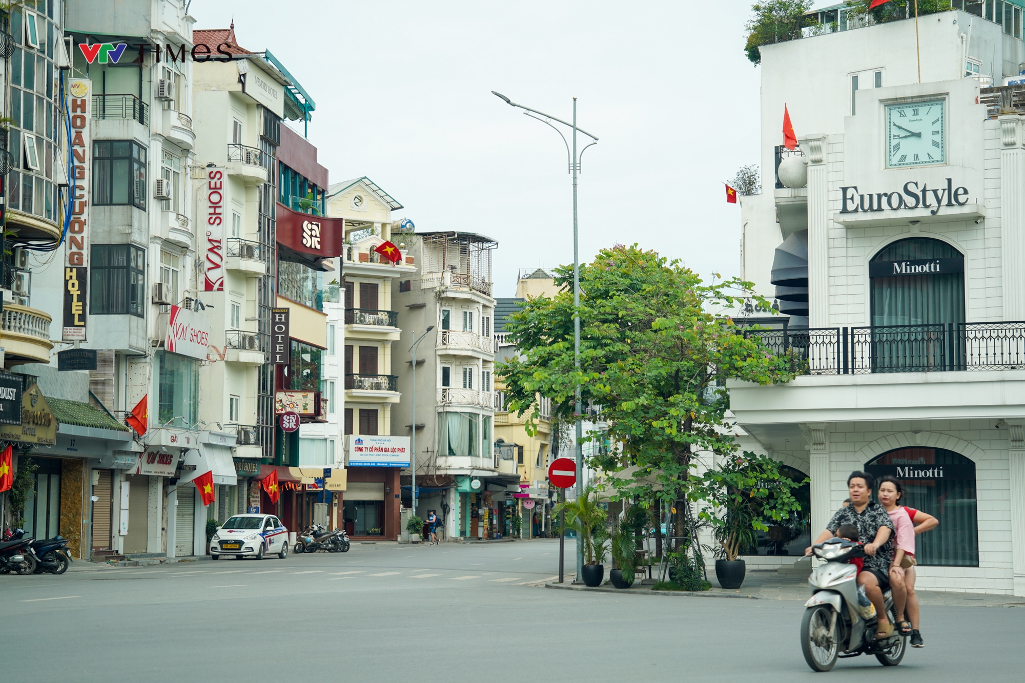 Đường phố Hà Nội thông thoáng trong ngày đầu nghỉ lễ 30/4 – 1/5 - Ảnh 1.