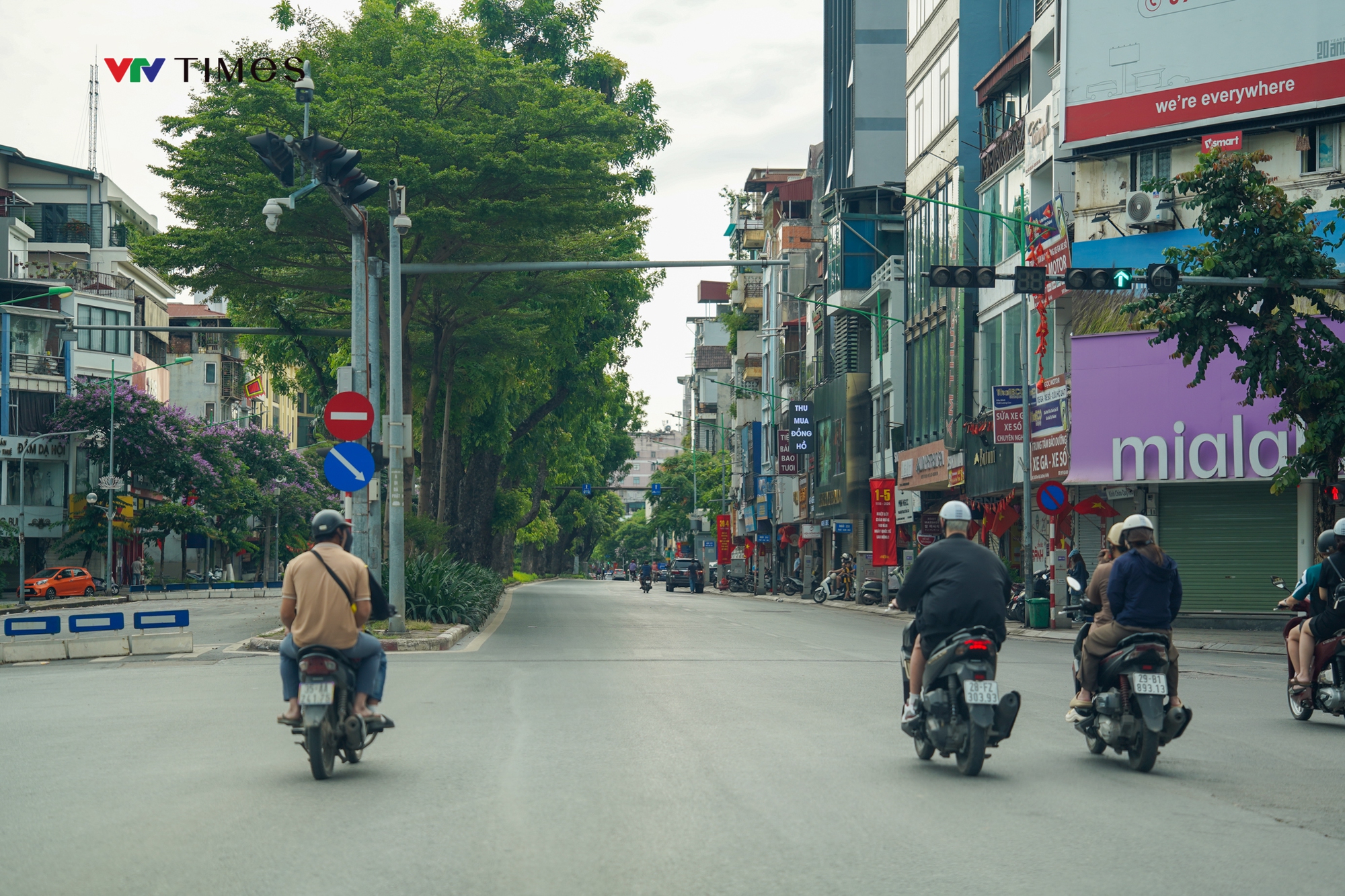 Đường phố Hà Nội thông thoáng trong ngày đầu nghỉ lễ 30/4 – 1/5 - Ảnh 3.