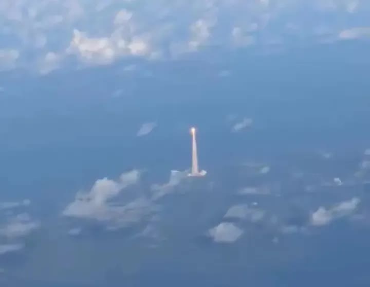 Đang ngồi trên máy bay, hành khách bắt gặp cảnh tên lửa lịch sử đang được phóng lên Mặt trăng - Ảnh 2.