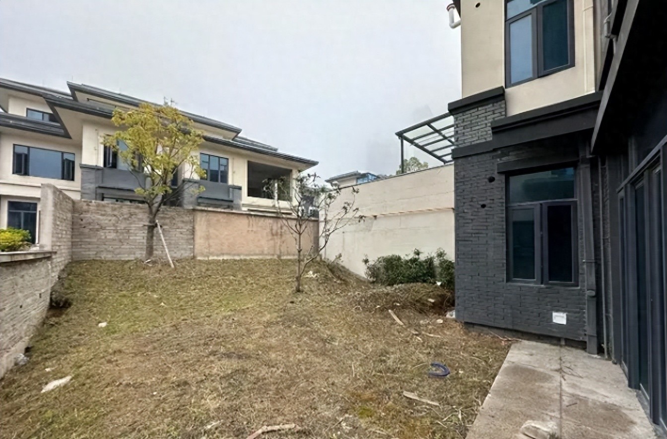 Bỏ hơn 7 tỷ mua biệt thự, 3 năm sau tôi chỉ muốn quay lại ở chung cư: 5 cái giá ít ai tính trước - Ảnh 1.