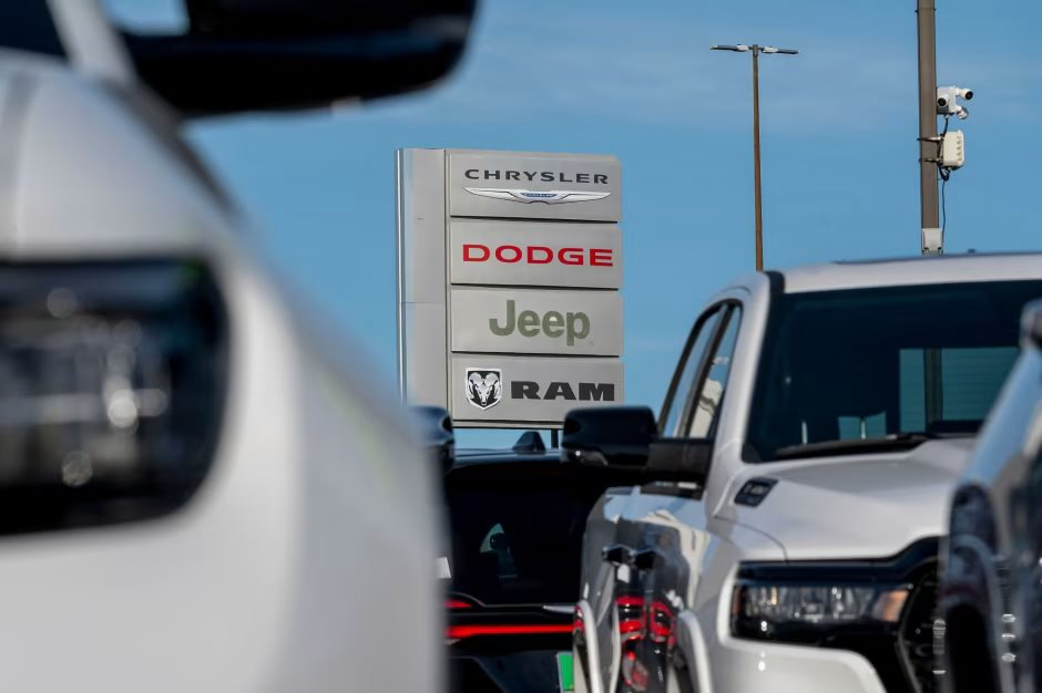 Chrysler 100 năm tuổi gặm nhấm khoản lỗ 25 tỷ USD chỉ với một mẫu xe - Ảnh 1.