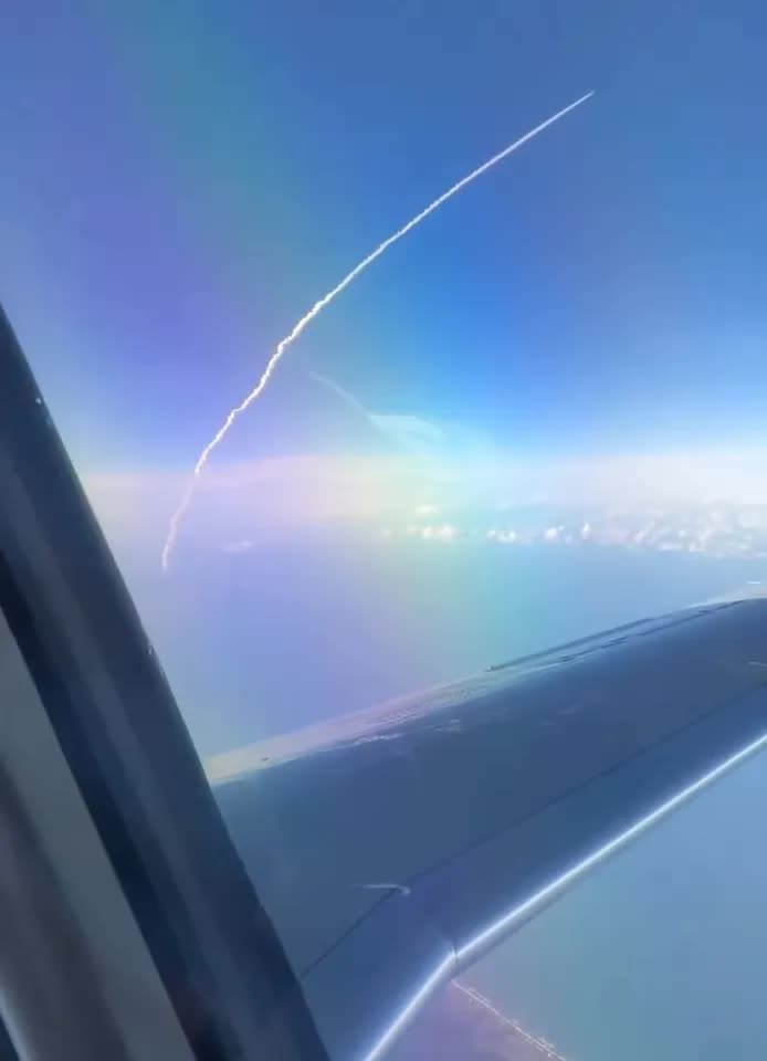 Đang ngồi trên máy bay, hành khách bắt gặp cảnh tên lửa lịch sử đang được phóng lên Mặt trăng - Ảnh 1.