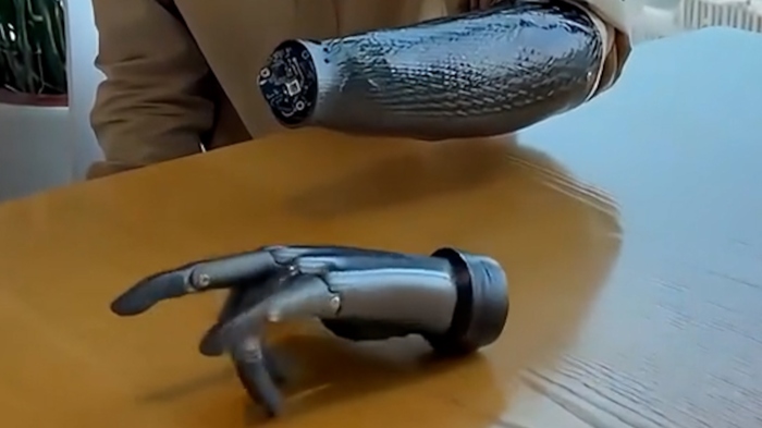 Trung Quốc lại một lần nữa khiến cả thế giới bất ngờ với cánh tay giả có thể "đọc" suy nghĩ và di chuyển linh hoạt ngay cả khi không kết nối với cơ thể người!- Ảnh 2. Trung Quốc lại một lần nữa khiến cả thế giới bất ngờ với cánh tay giả có thể "đọc" suy nghĩ và di chuyển linh hoạt ngay cả khi không kết nối với cơ thể người!- Ảnh 2.